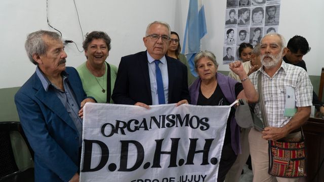 El intendente sampedreño Julio Bravo (al centro) acompañó a los organismos de derechos humanos de su ciudad en la sesión especial del Concejo Deliberante.