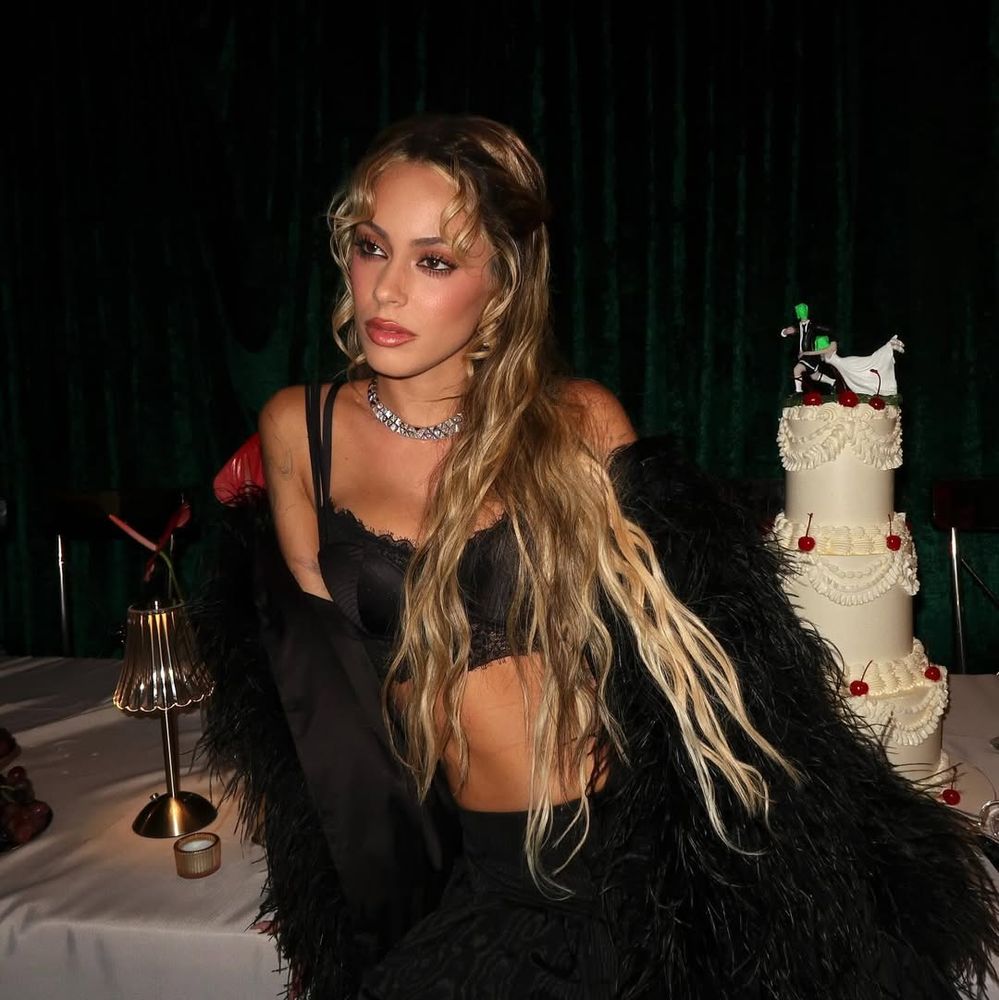 Tini Stoessel lució un look total black de encaje con transparencias y dio cátedra de estilo