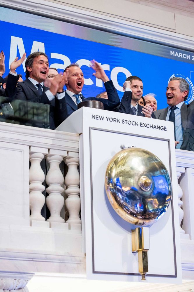 La celebración del vigésimo anivesario de Banco Macro en Wall Street incluyó el tradicional toque de campana, encabezado por el presidente de la entidad, Jorge Brito, junto al CEO Juan Parma y otros directivos.