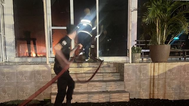 Investigan robo e incendio intencional en una funeraria de El Soberbio.