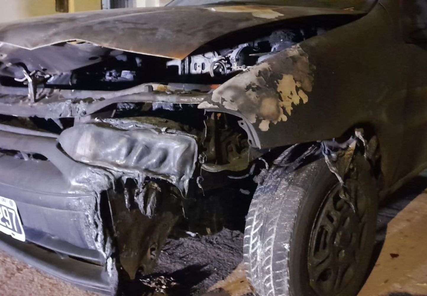 Le incendiaron el auto a un vendedor ambulante.