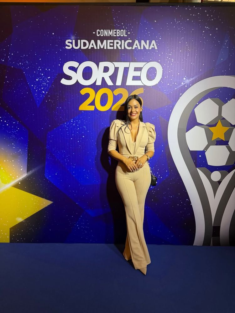 Larissa Riquelme se sumó a la tendencia del look monocromático y arrasó con un conjunto color camel