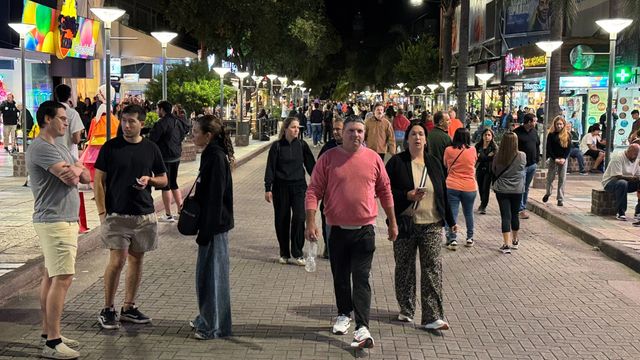 El fin de semana largo dejó postales de gran movimiento en la ciudad.