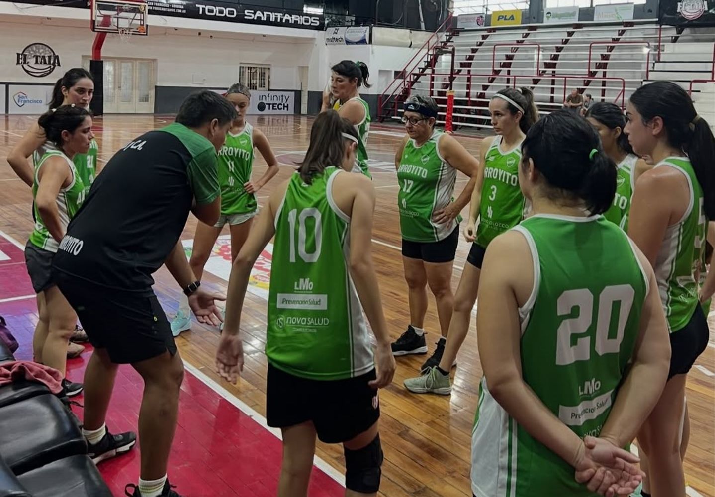 Leo Bazzi entrenador Maxi Básquet Femenino Deportivo y Cultural Arroyito