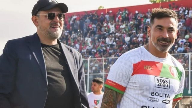 Diego Lavezzi junto a su hermano Ezequiel en la cancha de Coronel Aguirre.
