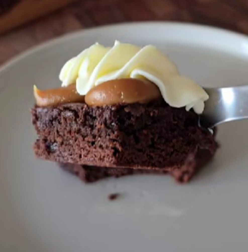 Cómo hacer brownie sin horno: la receta que se hace en cacerola y está lista en 25 minutos