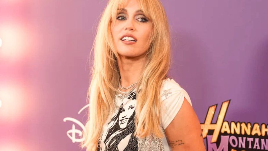 Nadie lo esperaba: Miley Cyrus revive una escena clave de Hannah Montana y desata la emoción de los fans