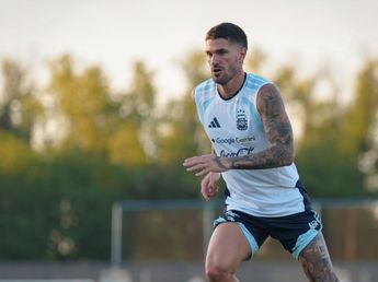 ¡A puro cuarteto!: Rodrigo De Paul llegó a Argentina con un tema de Desakta2 y Joaco Martín le respondió