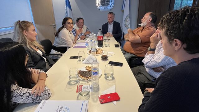 En un encuentro de trabajo, representantes de la UIJ y la senadora Carolina Moisés abordaron la necesidad de generar empleo privado, reducir la presión impositiva y fortalecer la infraestructura para el sector.