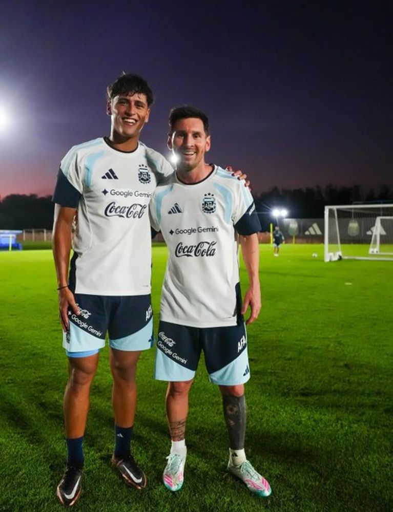 Valentín Dávila con Messi y con Giovanni Baroni