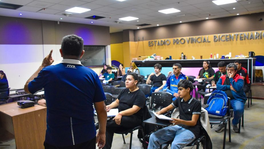 Actualización y reválida arbitral para el vóley 2026