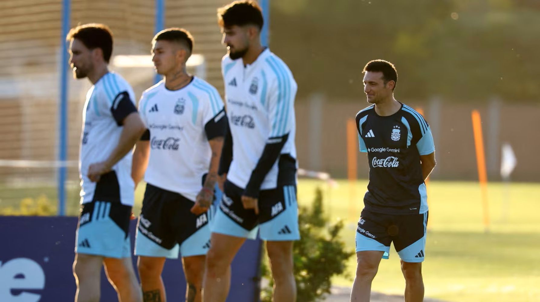 Scaloni debe resolver los puestos vacantes de la lista para el Mundial (Foto: Reuters).