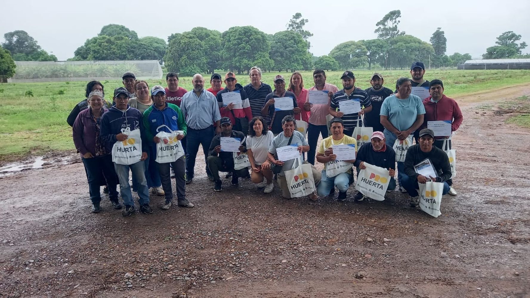Referentes de FUNDAPAZ con los asistentes a un encuentro de formación para constructores de cisternas.