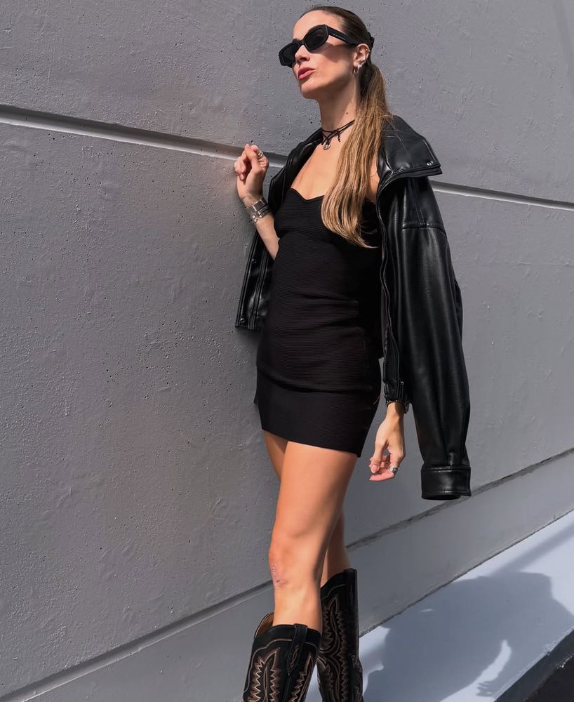 Chechu Bonelli dio cátedra de estilo con un look total black y lo combinó con las botas en tendencia esta temporada
