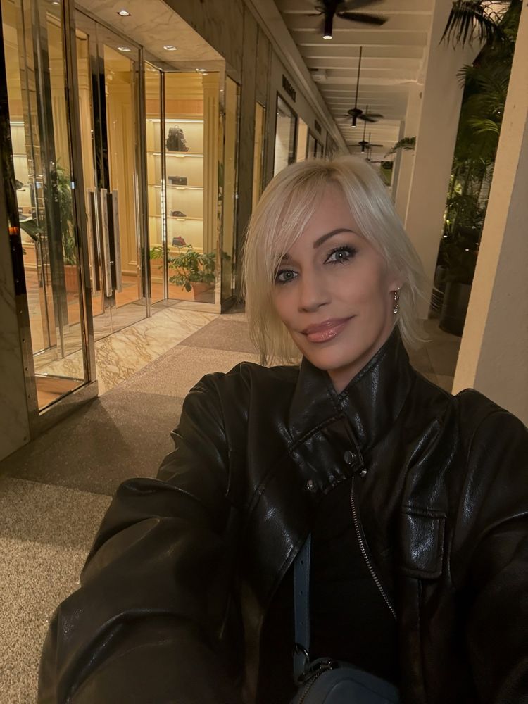 Ingrid Grudke se sumó a la tendencia de la temporada y dio cátedra de estilo con un look total black de cuero color negro