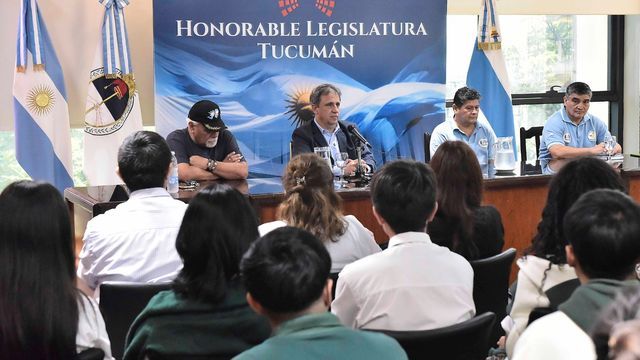 Ex combatientes volvieron a las aulas con el ciclo Malvinas Nos Habla.