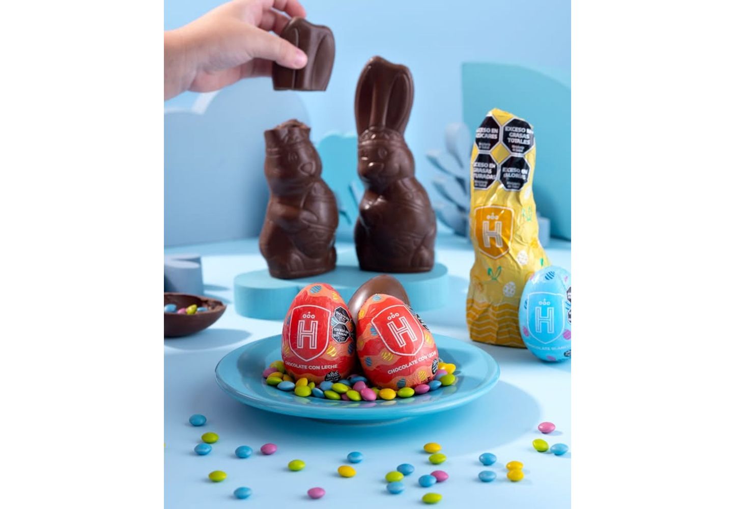 Conejos de chocolate y mini huevos.