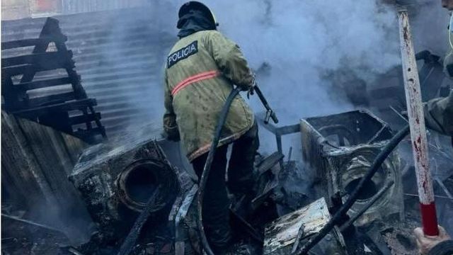Bomberos de la Policía sofocaron un principio de incendio en una casilla usada como taller.