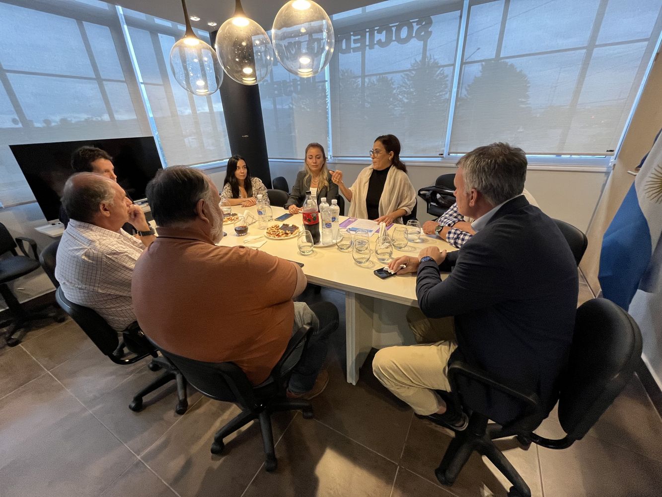 Directivos de la Unión Industrial de Jujuy analizaron con la senadora Moisés la agenda productiva provincial. La legisladora tomó nota de sus planteos, para llevarlos al plano parlamentario.