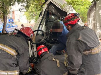 Impactante: un chofer quedó atrapado tras incrustarse contra un árbol en Córdoba