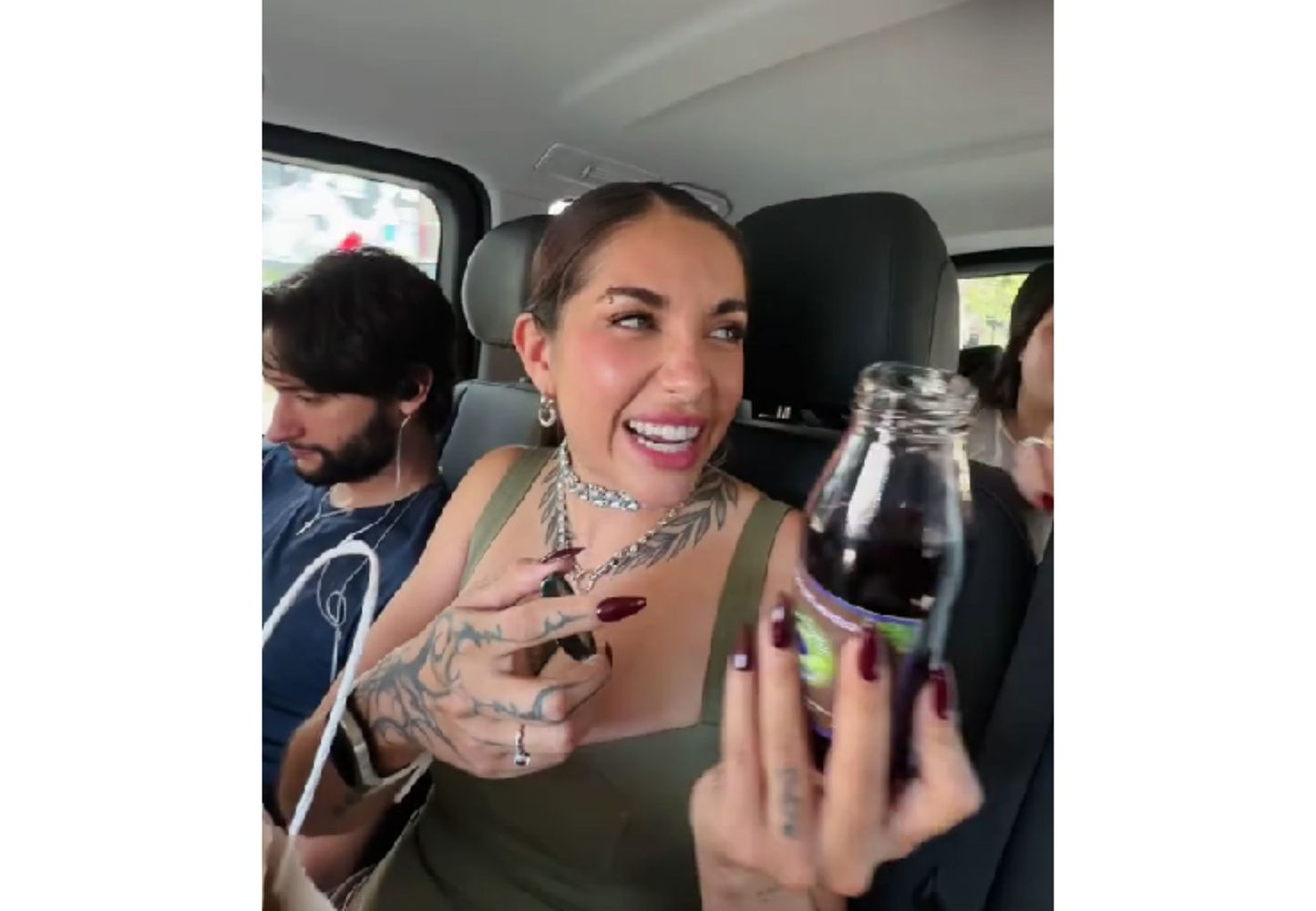 María probó uno de los jugos que le regalaron.
