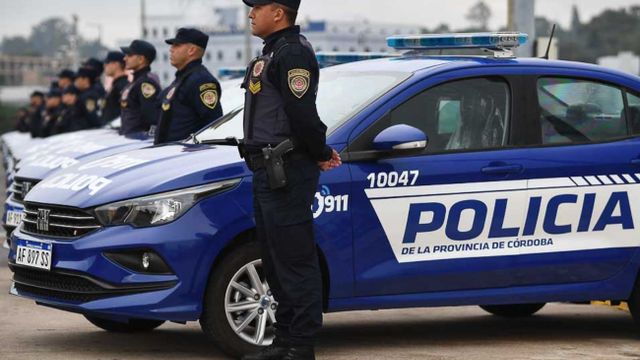 Llaryora aseguró que no extenderá la edad jubilatoria de los policías.