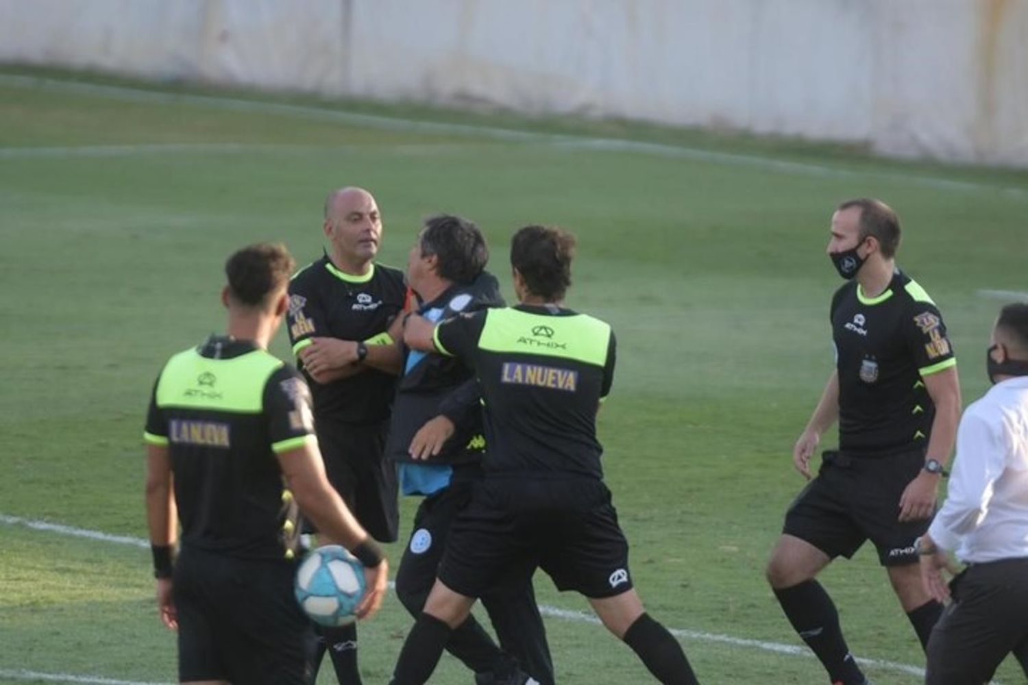 El entrenador de Belgrano había sido expulsado, como otros dos jugadores.