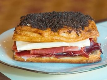 Sándwich de tortita negra: la curiosa propuesta "agridulce" que es furor en una cafetería porteña