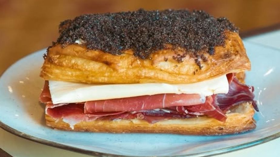 Sándwich de tortita negra: la curiosa propuesta "agridulce" que es furor en una cafetería porteña