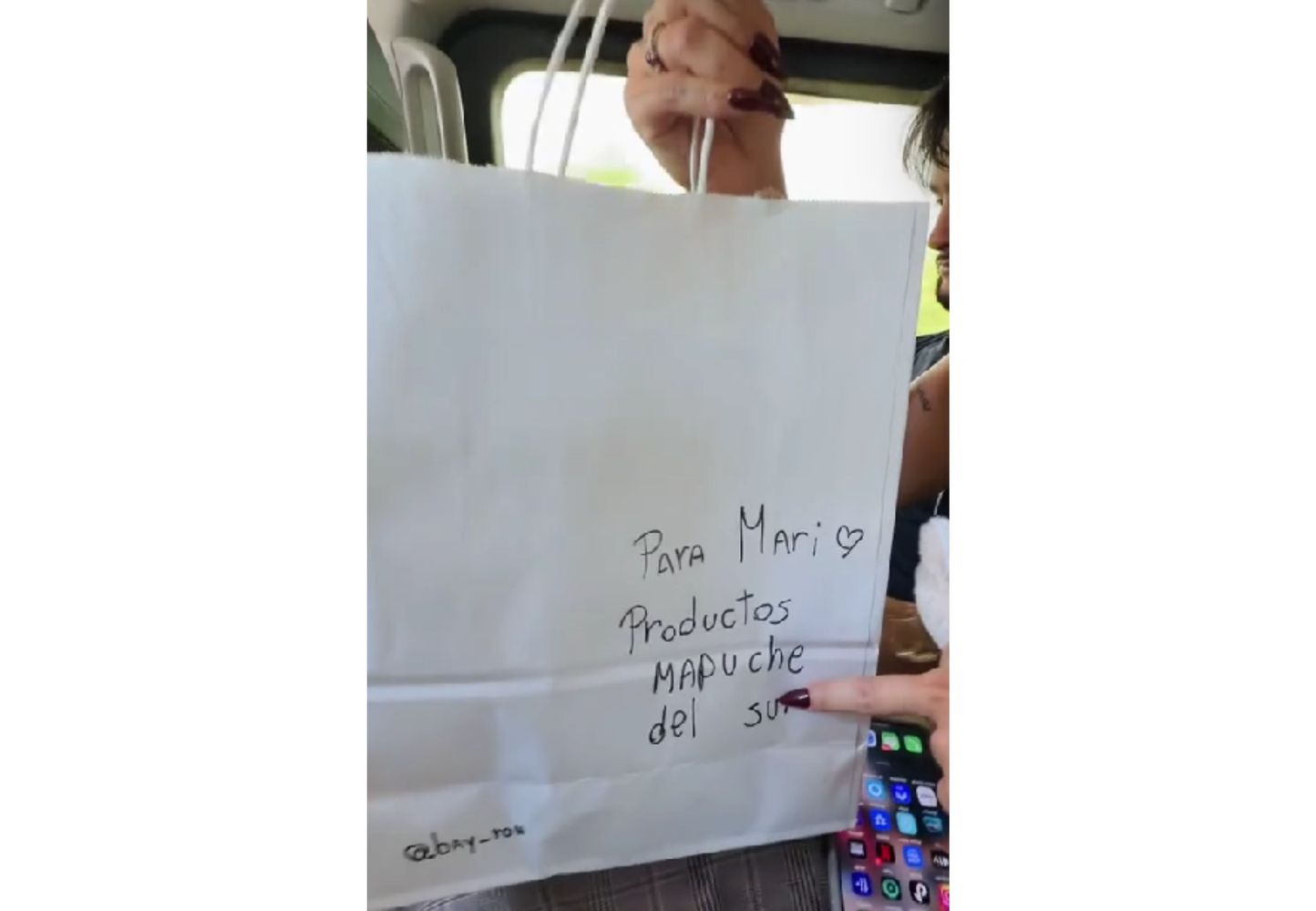 Los fans de Chile le dieron regalos a la cantante.