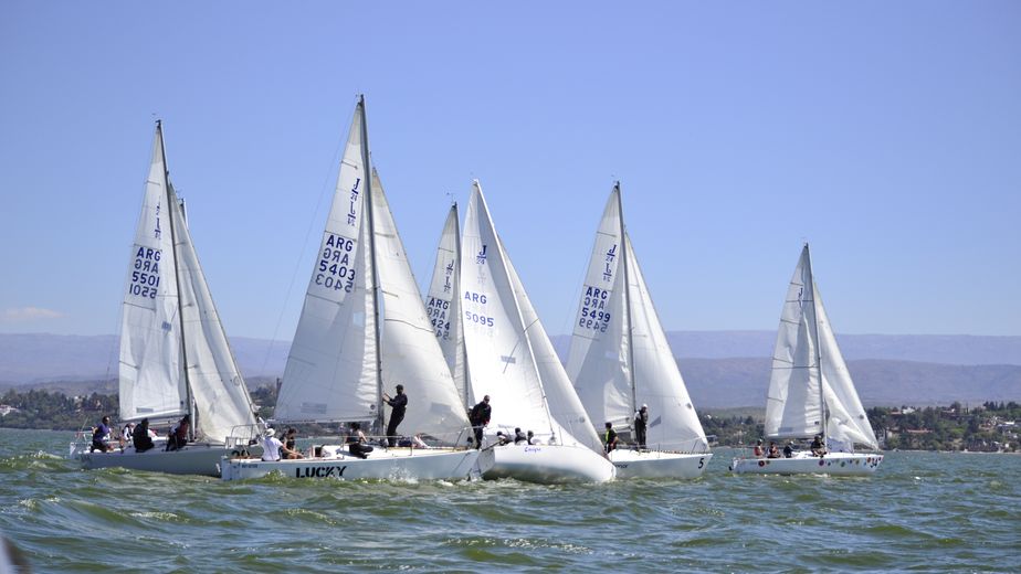 Fin de semana a pura vela con dos regatas en el lago San Roque
