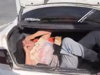 Insólito en Córdoba: lo hallaron en el baúl de un auto y su excusa se volvió viral