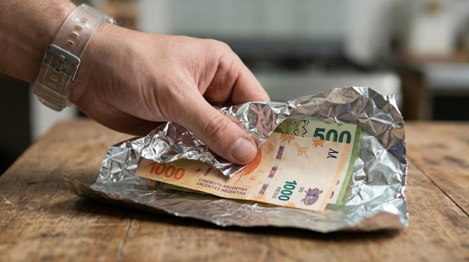 Llevar un billete envuelto en papel aluminio en la billetera es una práctica recomendada por el Feng Shui para atraer abundancia.