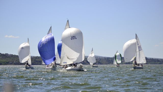 Vela en el lago San Roque. Foto de archivo