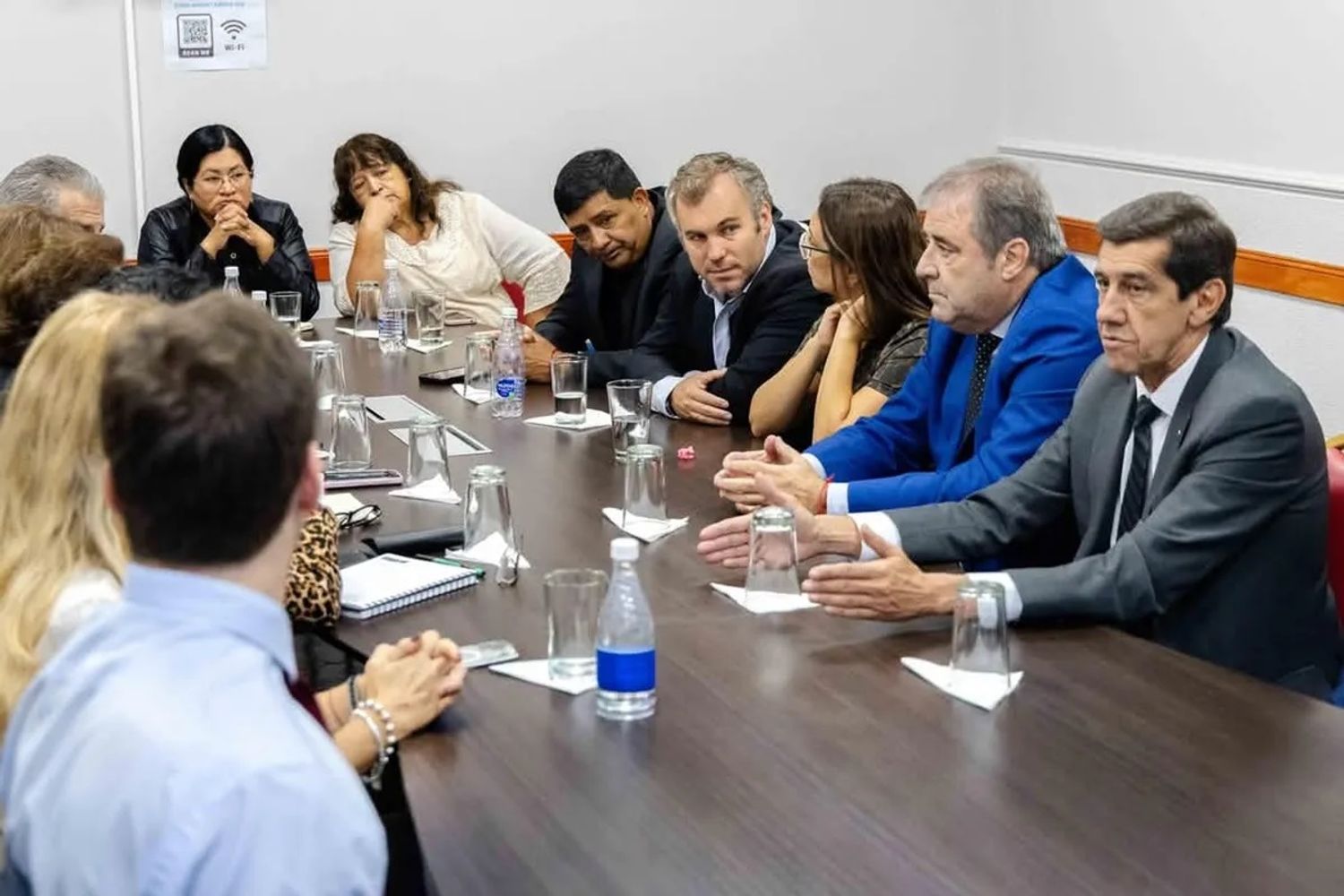 La gestión provincial busca sostener el ritmo de construcción y desarrollo local haciendo "grandes esfuerzos" financieros para suplir la ausencia de fondos federales, dijo el gobernador Sadir en la reunión.