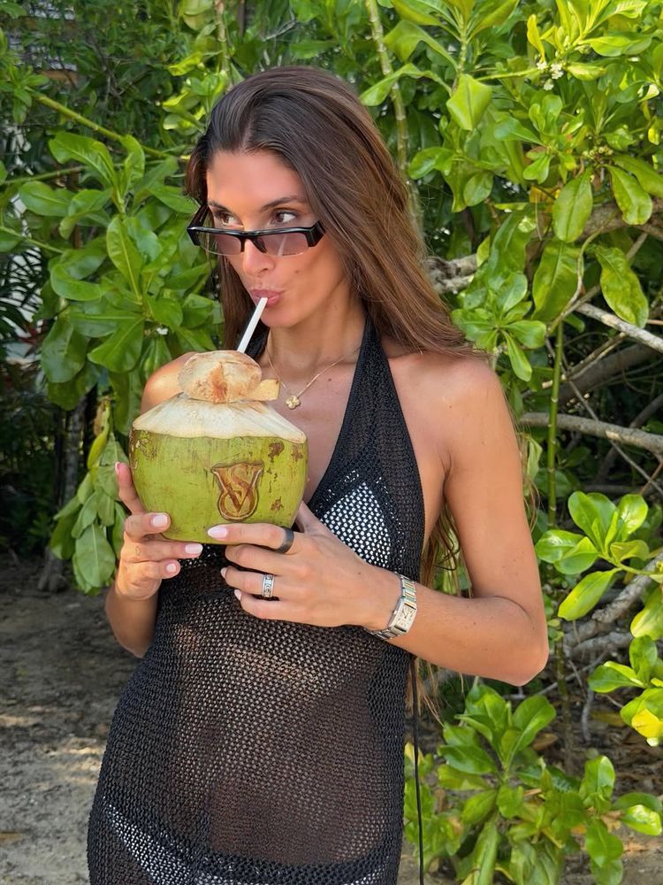 Lola Latorre apostó por la bikini más diminuta y la combinó con un vestido transparente en tendencia