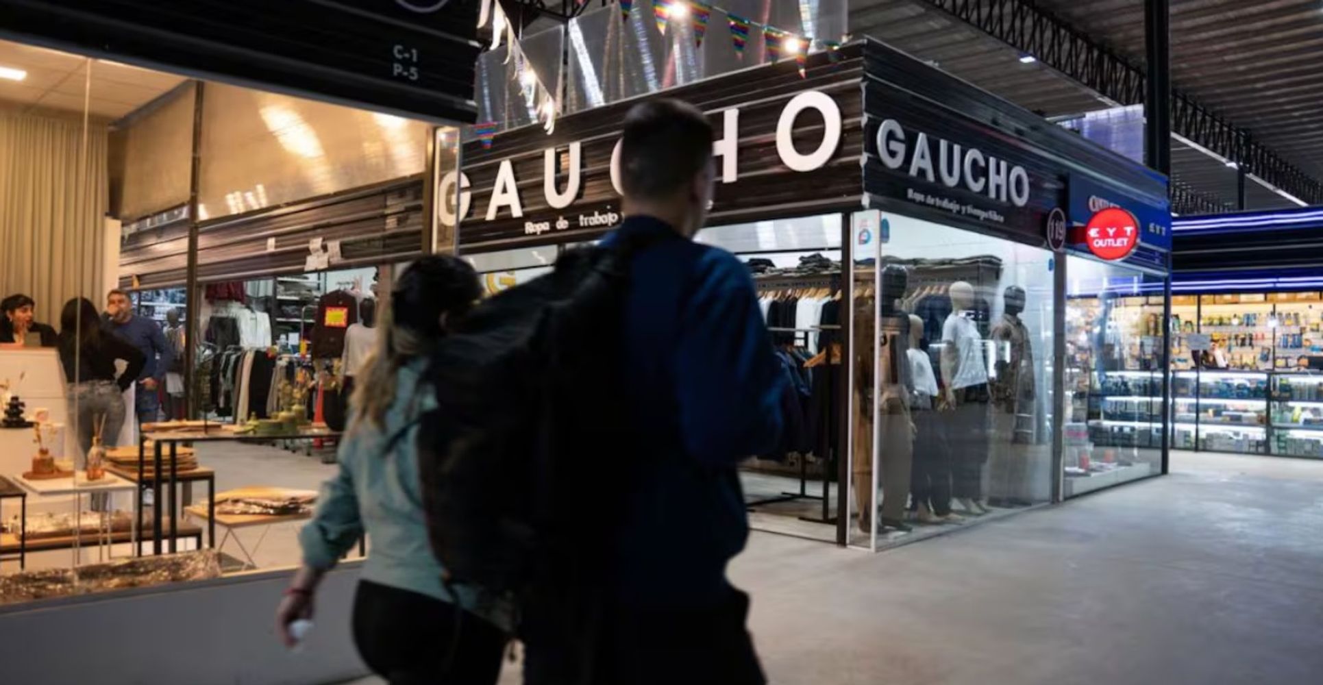En el predio, se pueden encontrar desde indumentaria y calzado hasta tecnología y perfumes exclusivos.
