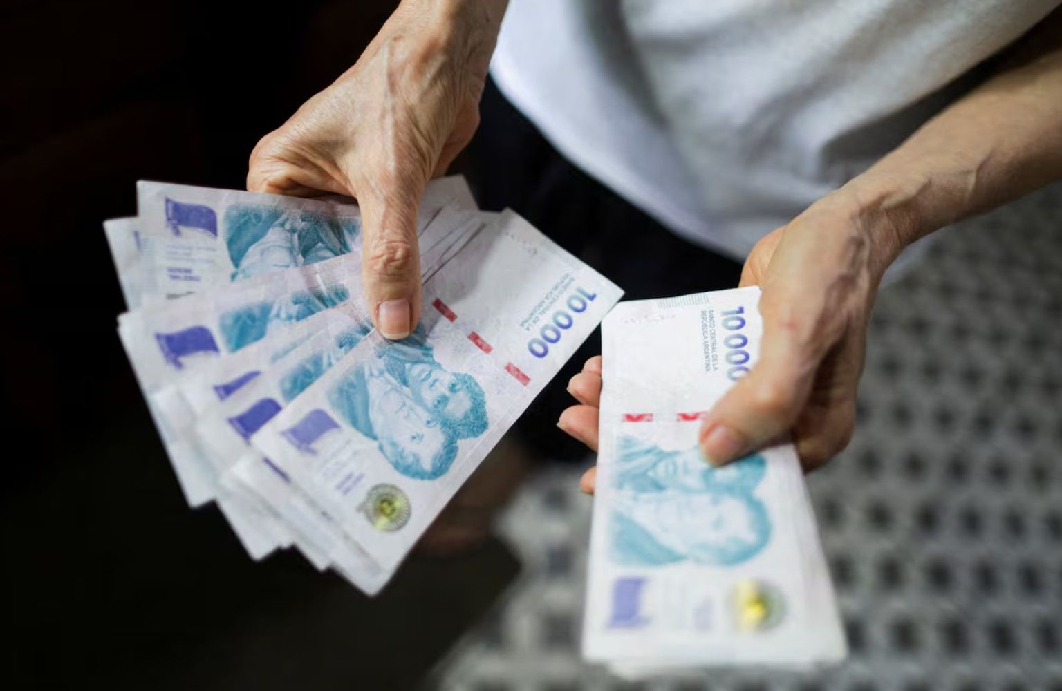 El FMI propone eliminar beneficios fiscales y ampliar Ganancias en Argentina.