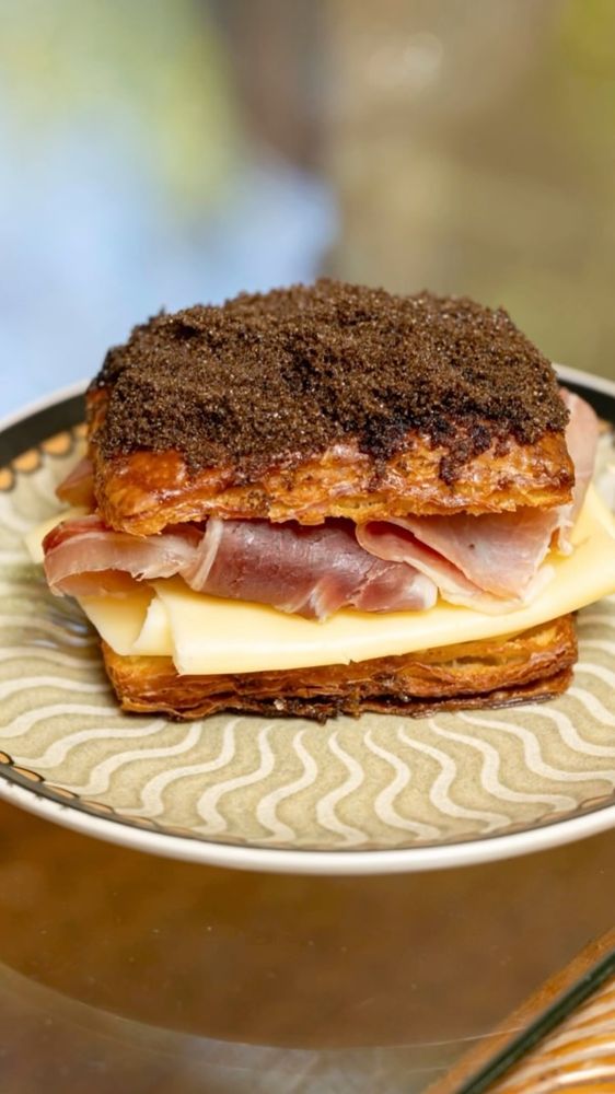 Sándwich de tortita negra.