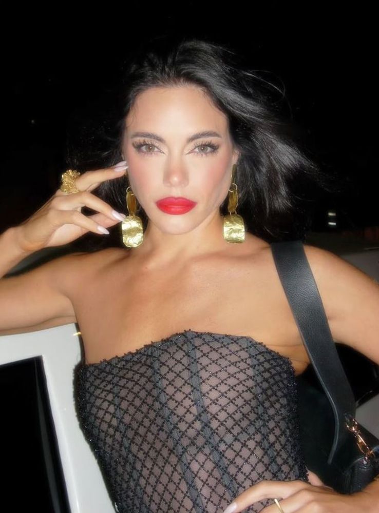 Emilia Attias jugó al límite con un corset de transparencias y dejó sin palabras a sus seguidores