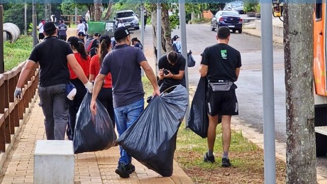 Puerto Iguazú se suma a La Hora del Planeta con una jornada de limpieza comunitaria.