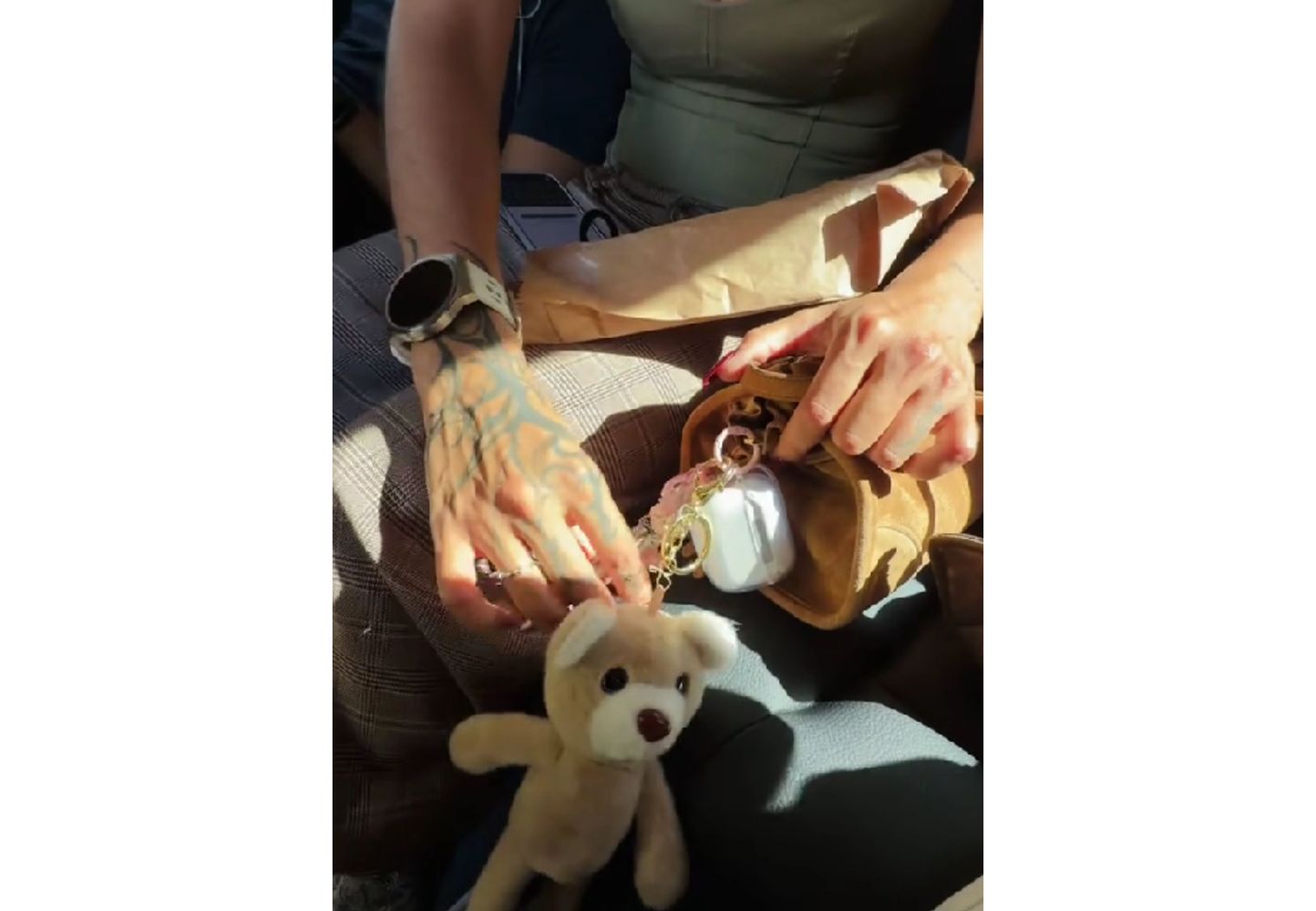 El peluche lo colgó en su bolso.