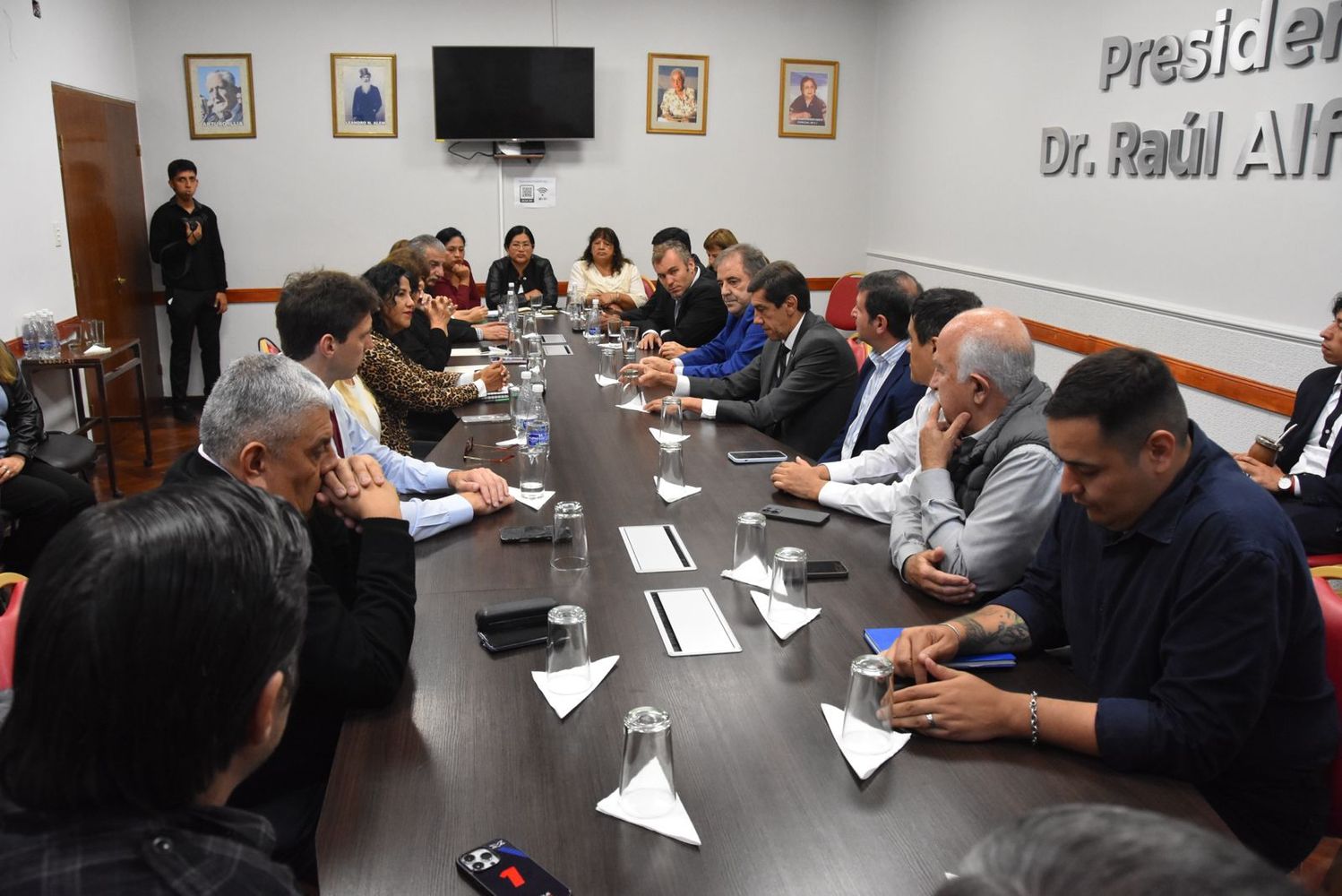 La reunión del oficialismo en la Legislatura puso el foco en obras públicas, minería, vivienda y los proyectos clave como la municipalización de Alto Comedero y la nueva ley de coparticipación municipal.