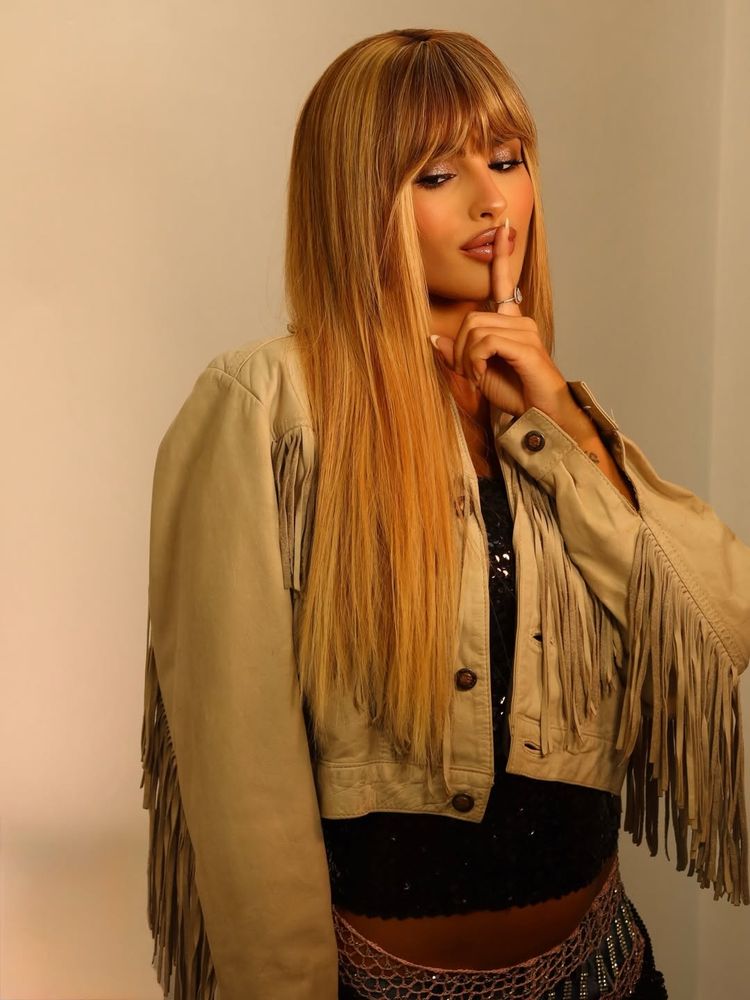 Julieta Poggio viajó al pasado y sorprendió con un look estilo Hannah Montana