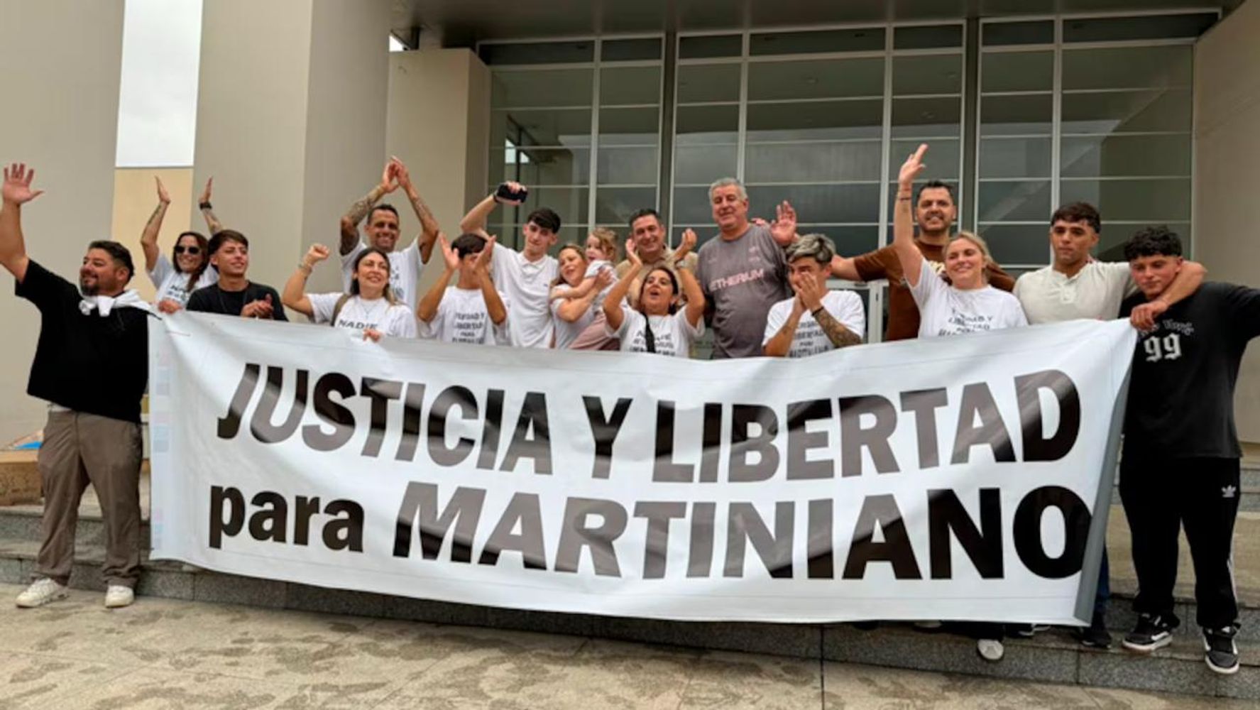 Los familiares de los acusados.