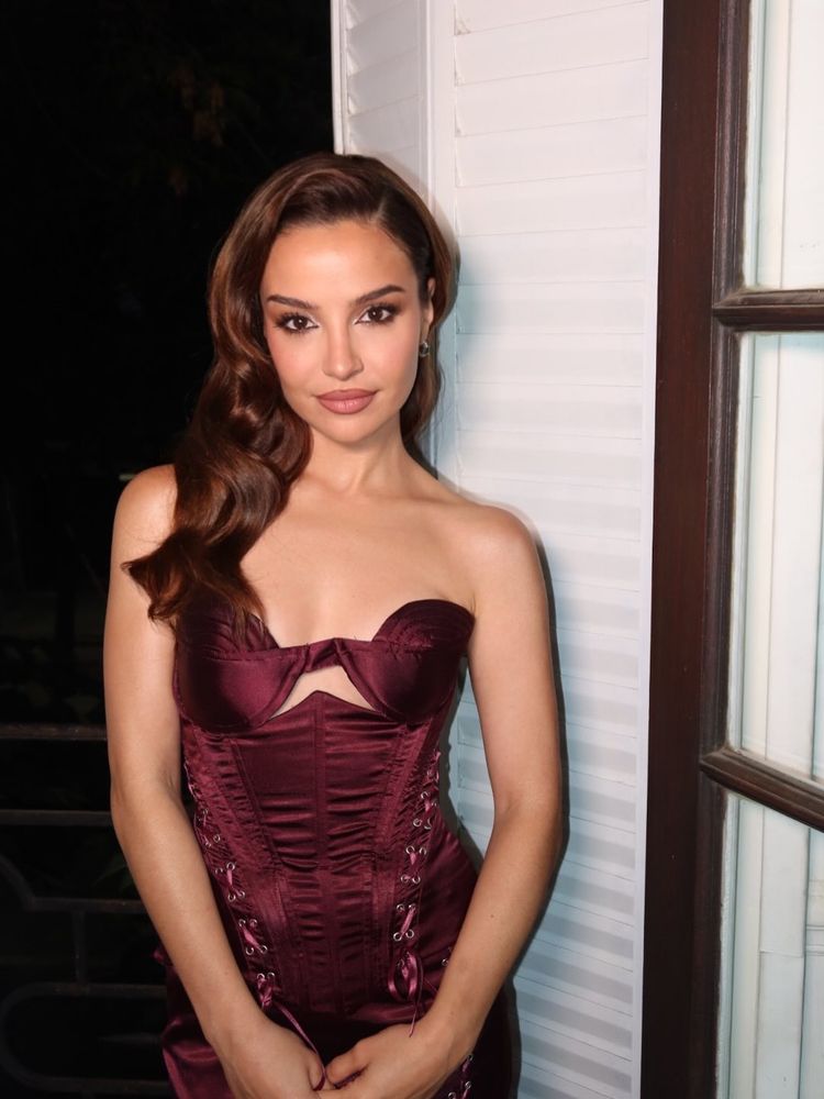 Brenda Asnicar posó con el vestido tendencia del otoño y enamoró con el color estrella de la temporada 