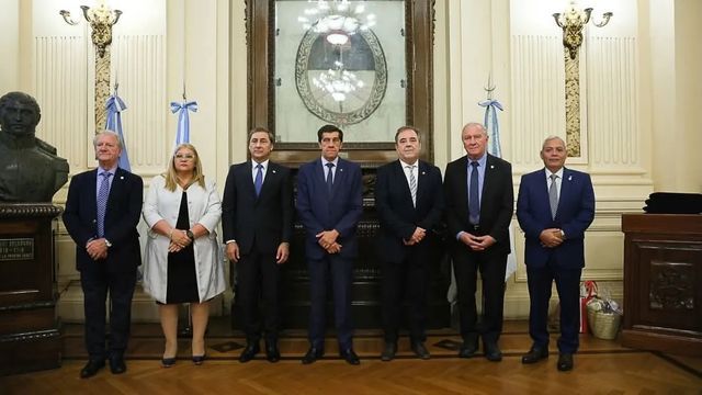 El gobernador Carlos Sadir y el vicegobernador Alberto Bernis -ambos al centro-, recibieron en la Casa de Gobierno a los vicegobernadores de la región que llegaron a Jujuy para la reunión de la Junta Ejecutiva del Parlamento del Norte Grande.