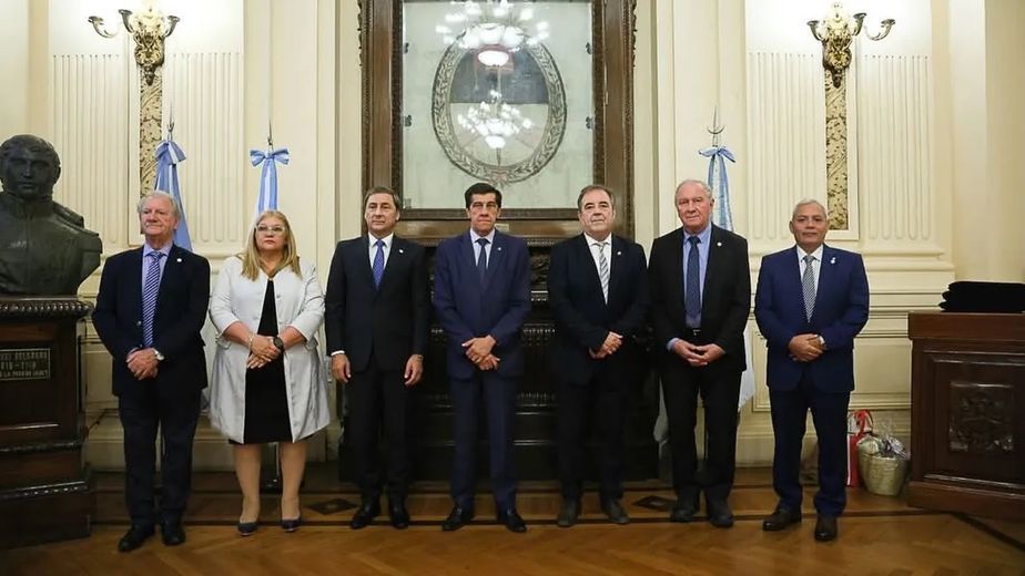El gobernador Carlos Sadir y el vicegobernador Alberto Bernis -ambos al centro-, recibieron en la Casa de Gobierno a los vicegobernadores de la región que llegaron a Jujuy para la reunión de la Junta Ejecutiva del Parlamento del Norte Grande.