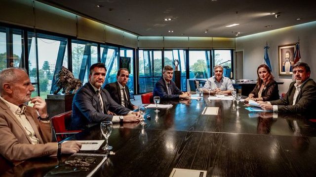 Martín Llaryora, rodeado por las principales autoridades del Gobierno y la Municipalidad de Córdoba.