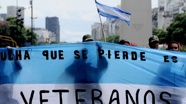 Desfile en Arroyito por los Veteranos y Caídos en Malvinas